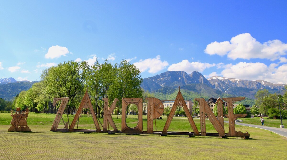 Central Apartment in park with mountain view.