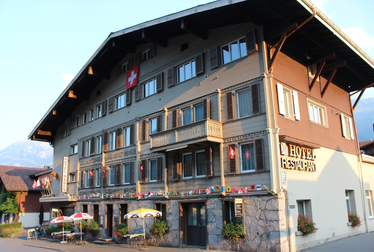 因特拉肯附近的瑞士度假木屋风格酒店