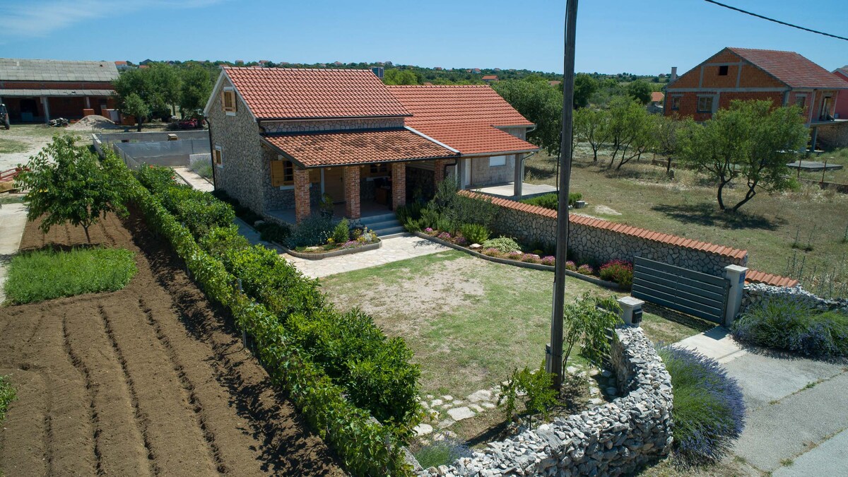 Cozy holiday home with hot tub near NP Krka