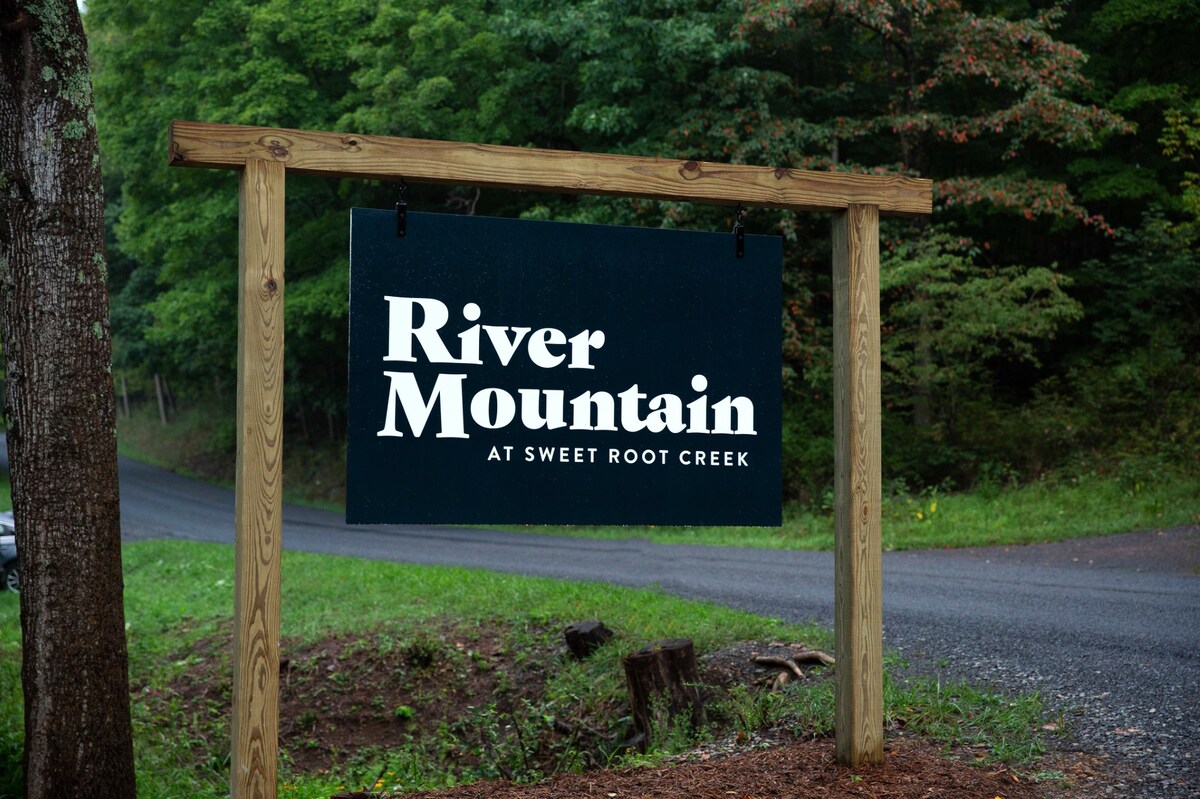 河山（ River Mountain ）迷人的现代私人小木屋