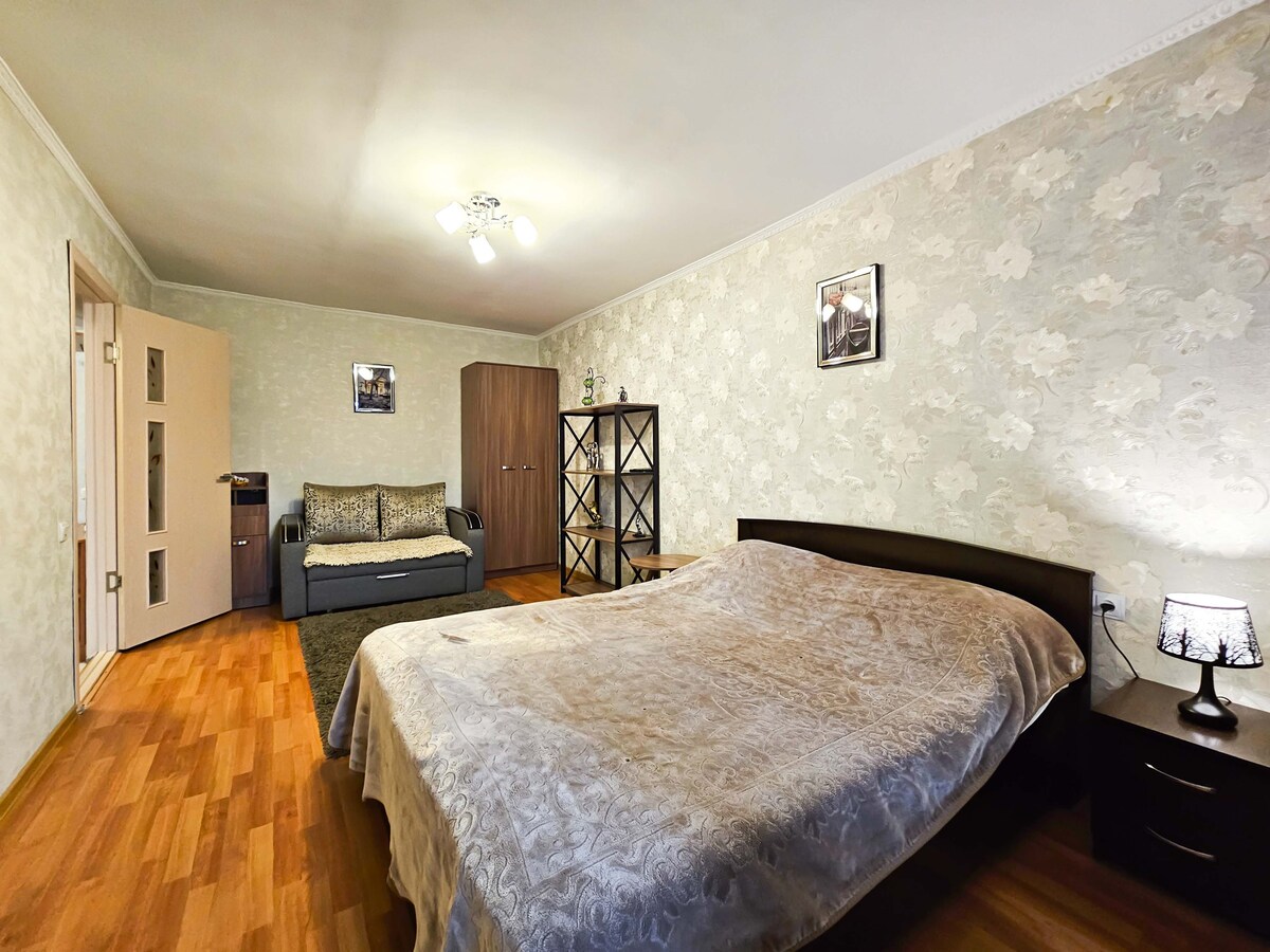该房源是一套单卧公寓，位于阿拉木图市中心，可欣赏山景