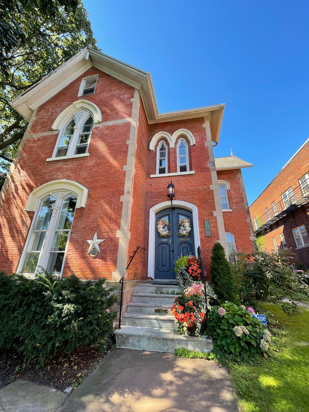 Historic Home Gothic • CornHill (UofR/Dwtn) KngBed