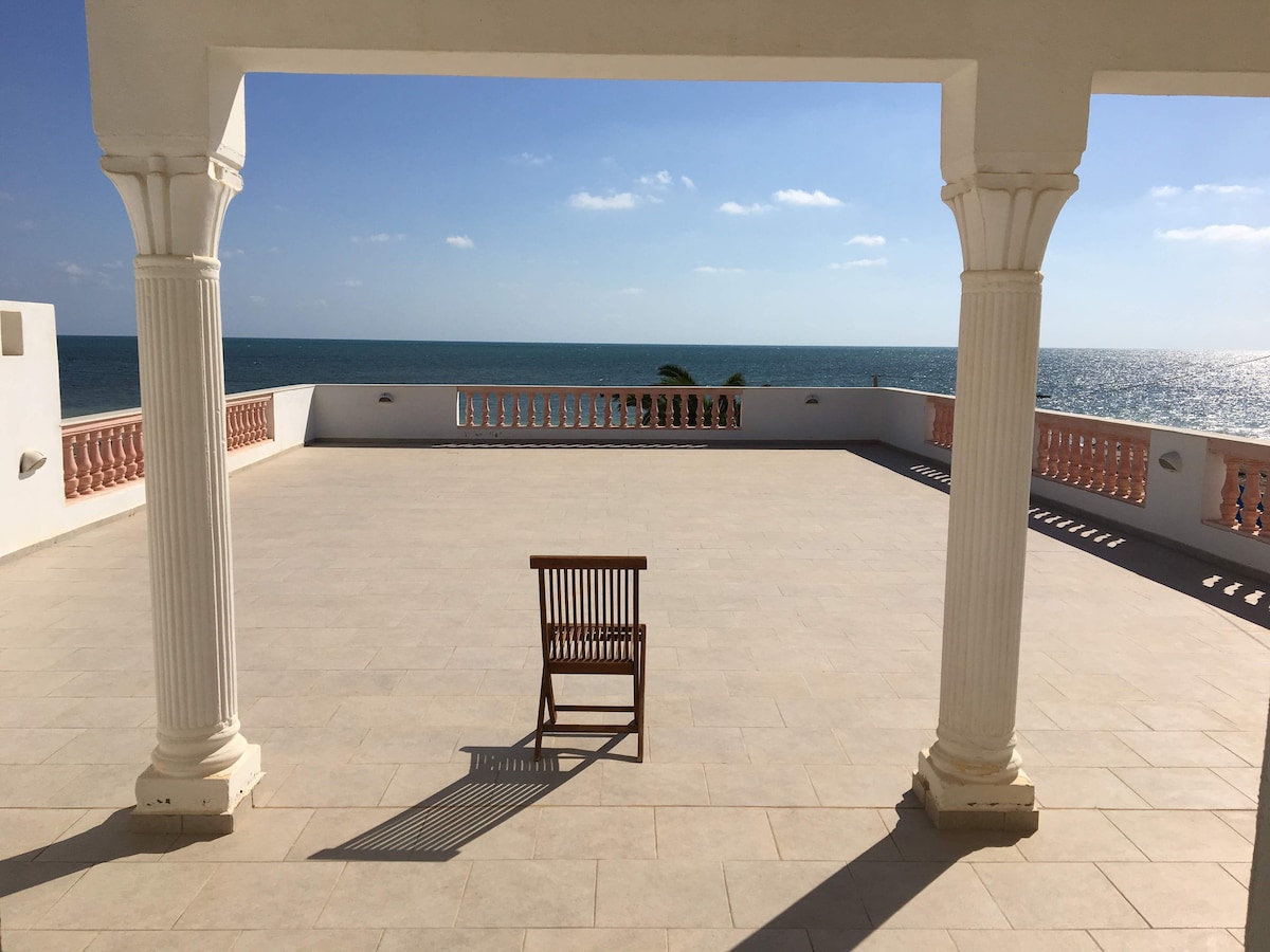 Villa en 1ère ligne, sur la plage d’El Ogla