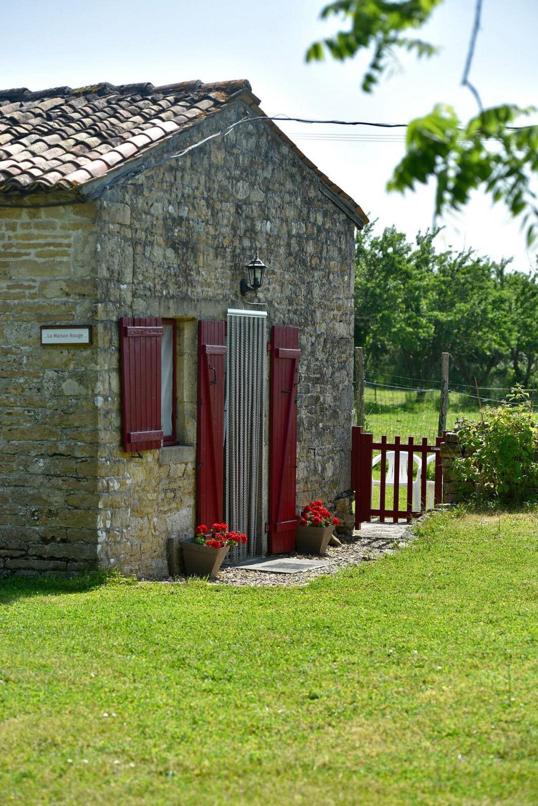 La Maison Rouge, peaceful rural retreat with pool