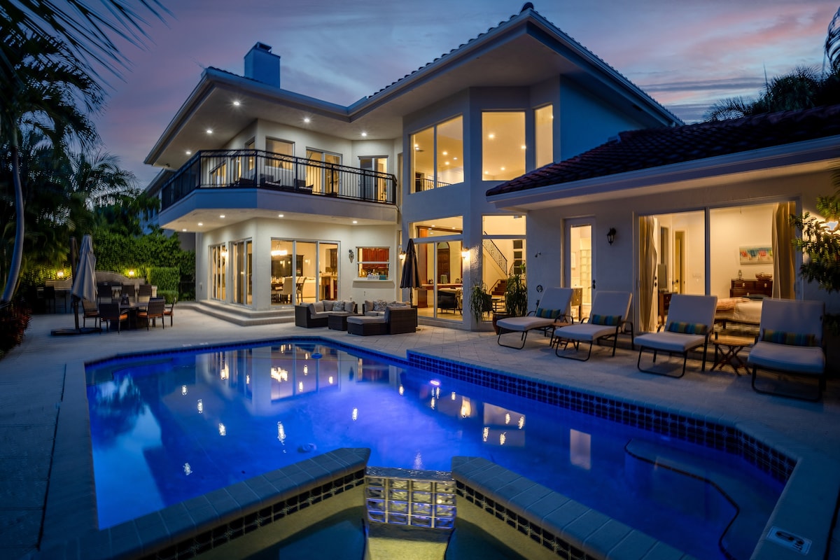 DELRAY BEACH LUXURIOUS WATERFRONT POOL HOME!