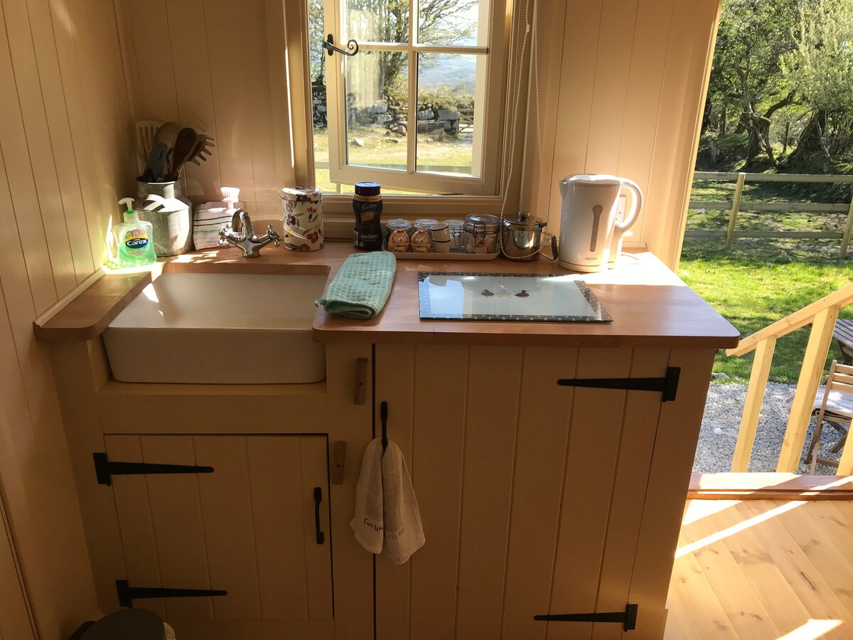 Phoenix Farm Shepherds Hut, Minions, Cornwall