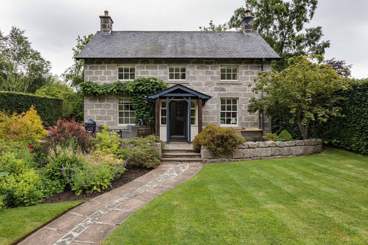 Fairytale Estate Gardener’s Cottage with Hot Tub