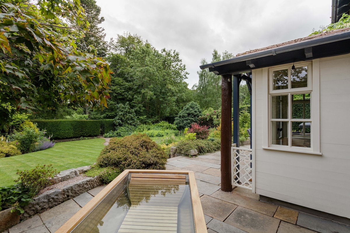 Fairytale Estate Gardener’s Cottage with Hot Tub