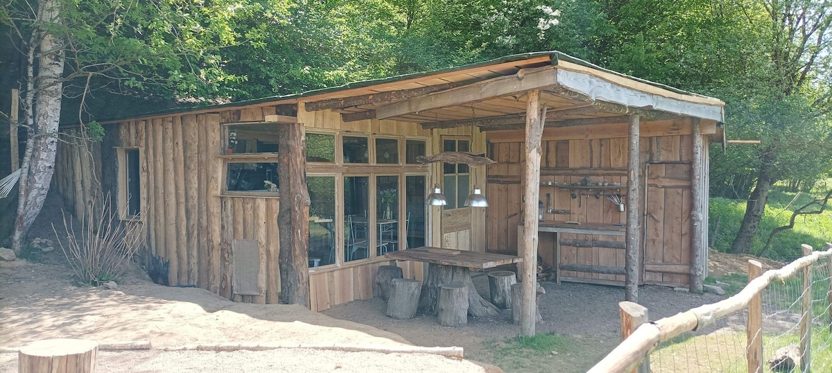 Cabane au bord de l'eau en nature Corrézienne