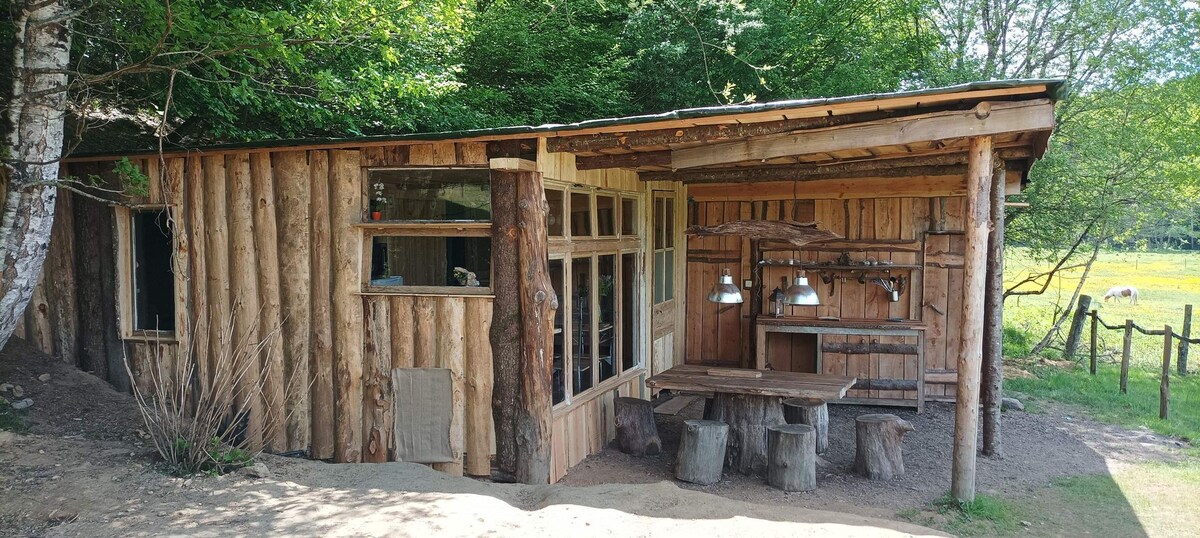 Cabane au bord de l'eau en nature Corrézienne