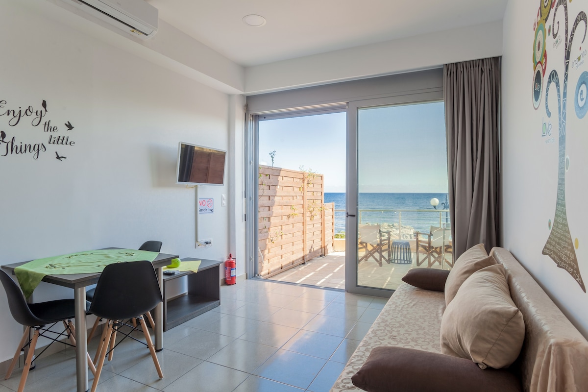 UnNik 3 ： Makry Gialos海滨公寓。