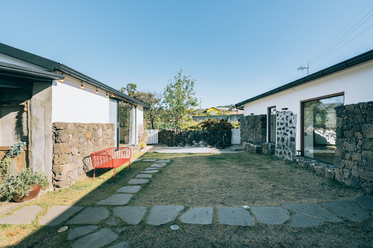 私人住宿加早餐，老济州
"Horse Street Aewol" # Healing House # Jeju Stone House