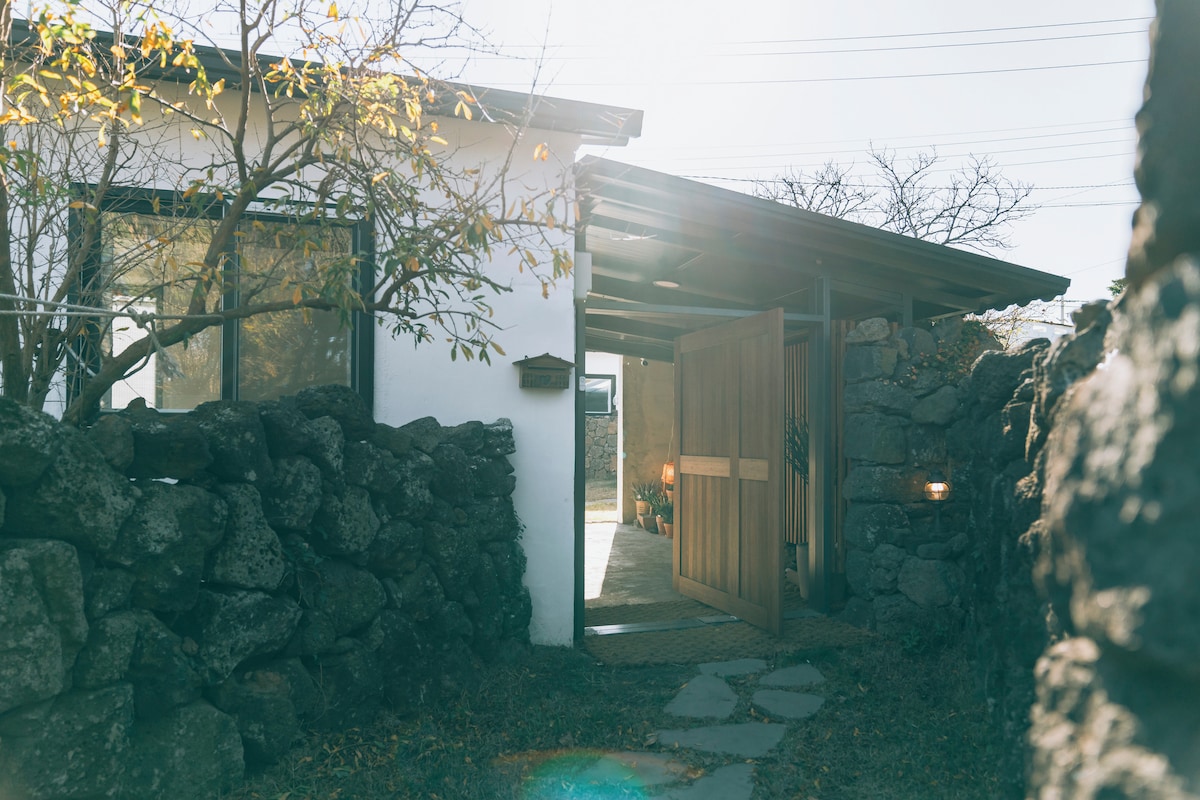 私人住宿加早餐，老济州
"Horse Street Aewol" # Healing House # Jeju Stone House