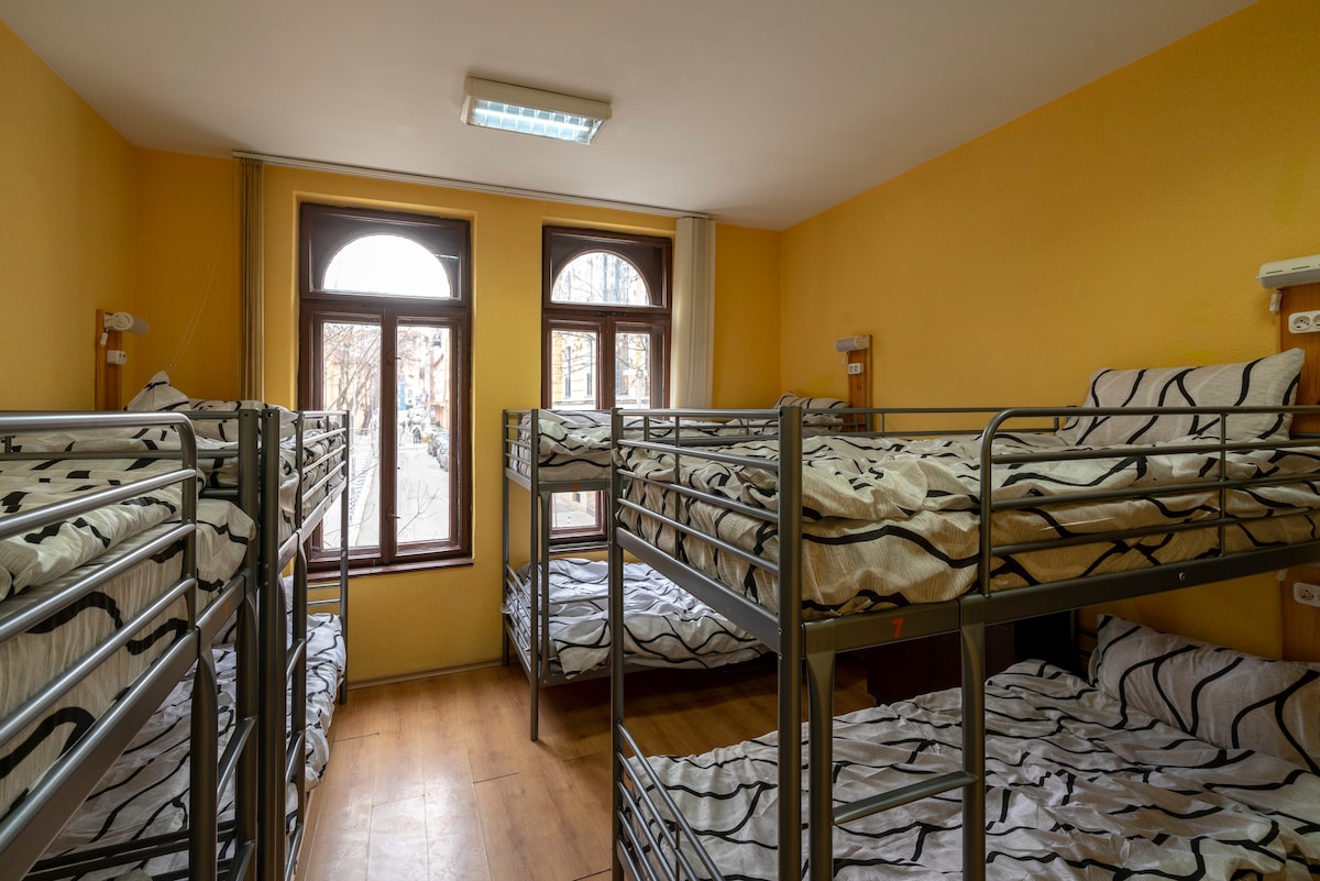 Sofia智能旅舍（ Smart Hostel Sofia ）的8人混合宿舍床位