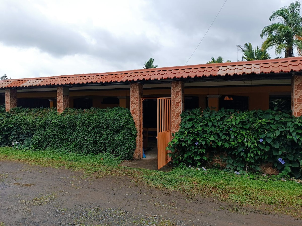 Casa familiar con zona de juego