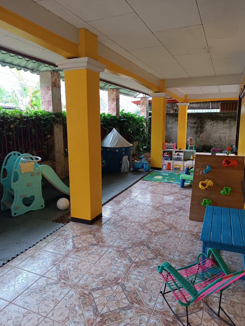 Casa familiar con zona de juego