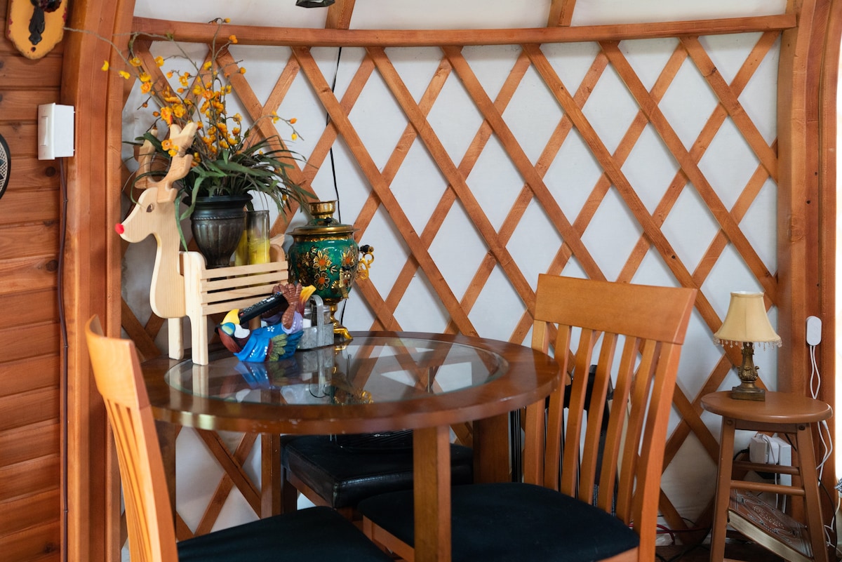 Urban Mongolian Yurt: Serenity near Seattle