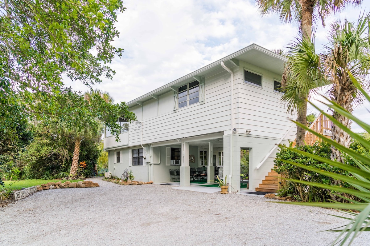 Cozy Retreat:Treeline View, Porch, Private Balcony