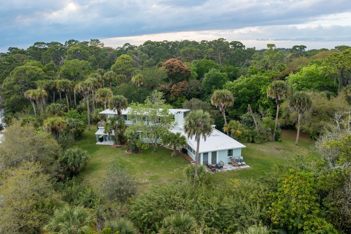 Cozy Retreat:Treeline View, Porch, Private Balcony