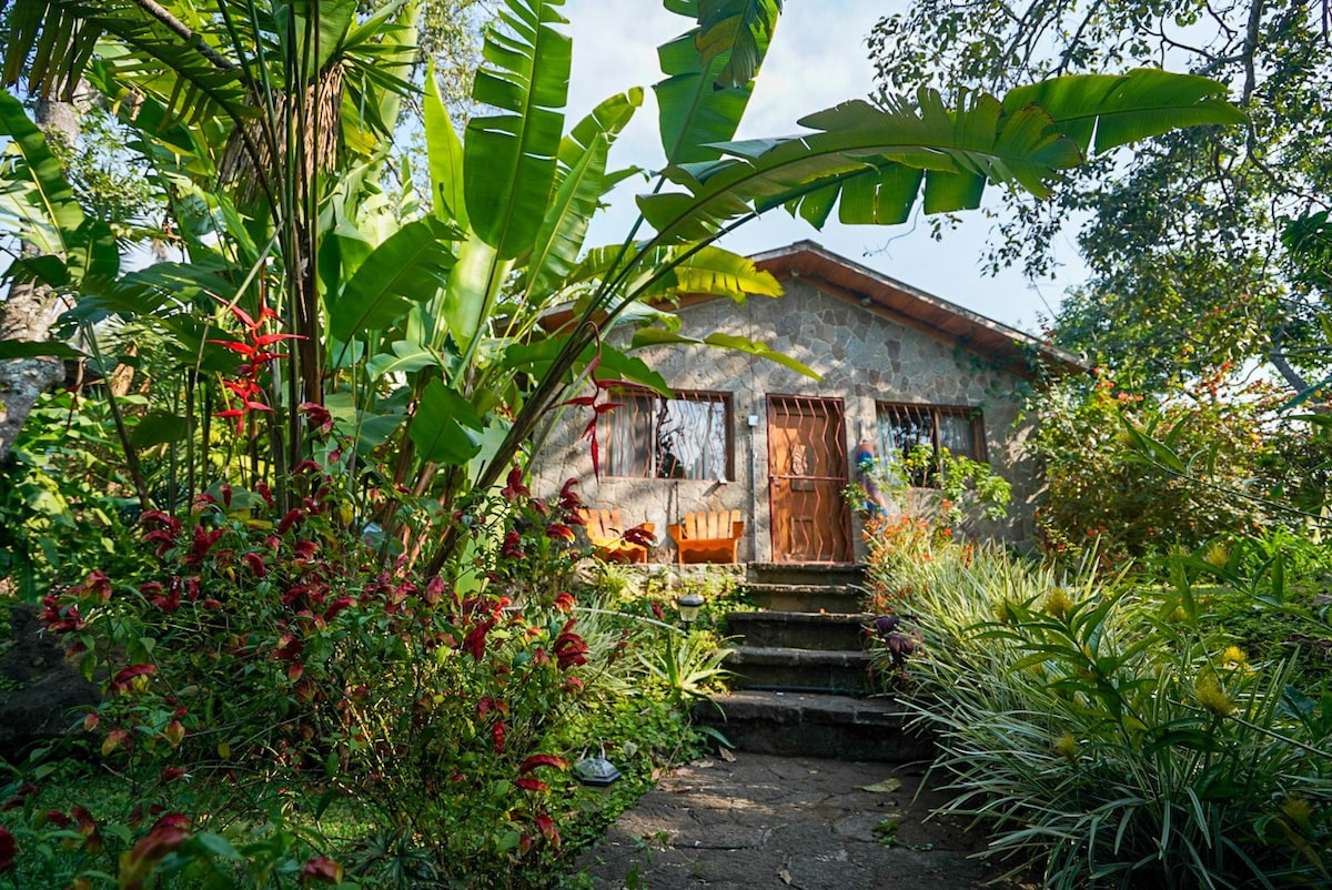 阿蒂特兰湖畔的Casa Maya石头小屋和厨房