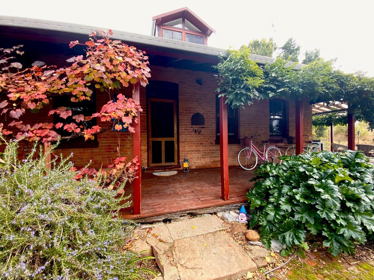 ‘Moss Hollow Cottage' farm stay