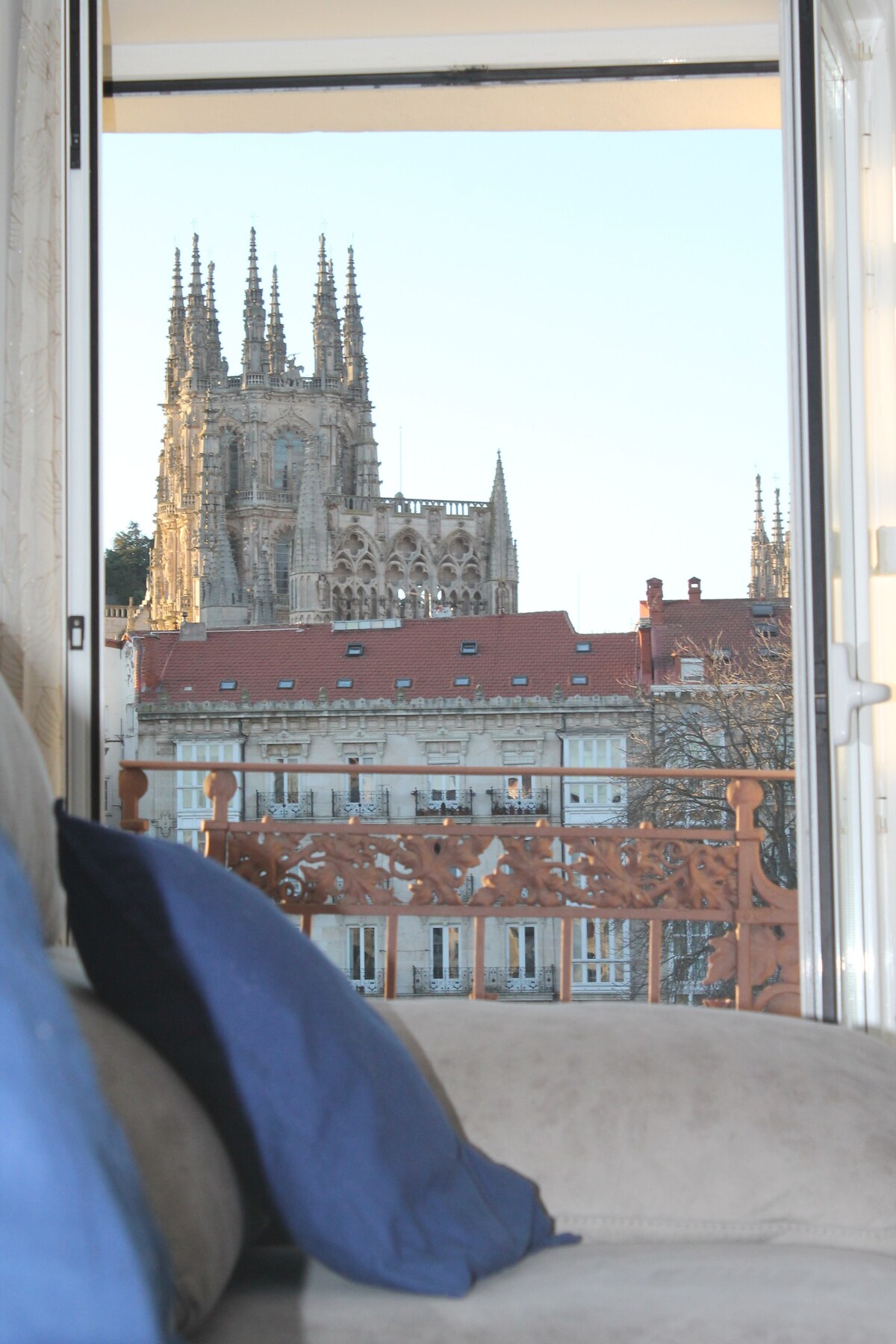 BURGOS CONTEMPLA Centro histórico.  Frente al arco