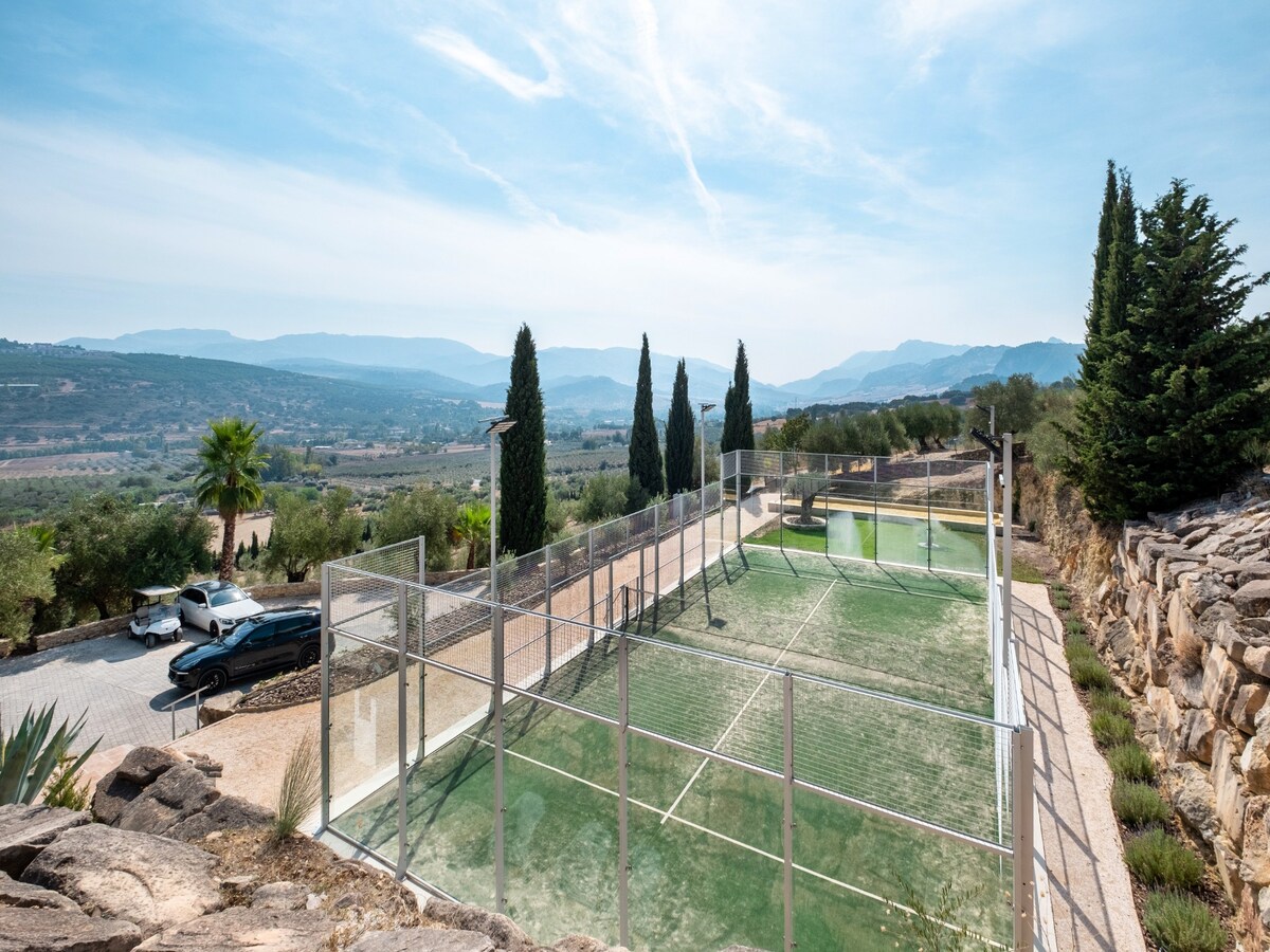 Exclusive finca w amazing views and padel court