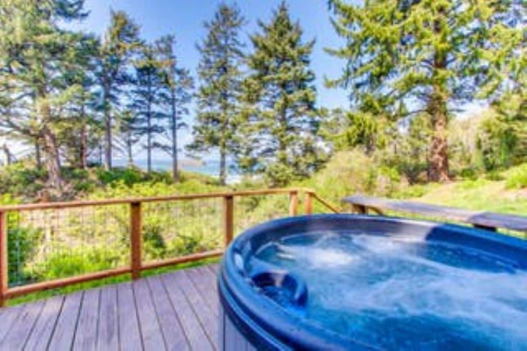 THE RED HOUSE - cozy, ocean views, hot tub, dog ok