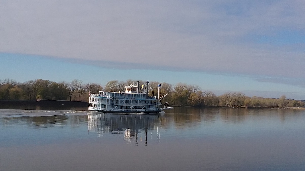 Mississippi Waterfront Relaxation