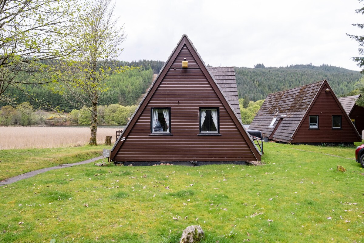 位于湖畔的野生山葵小屋，配备热水浴缸