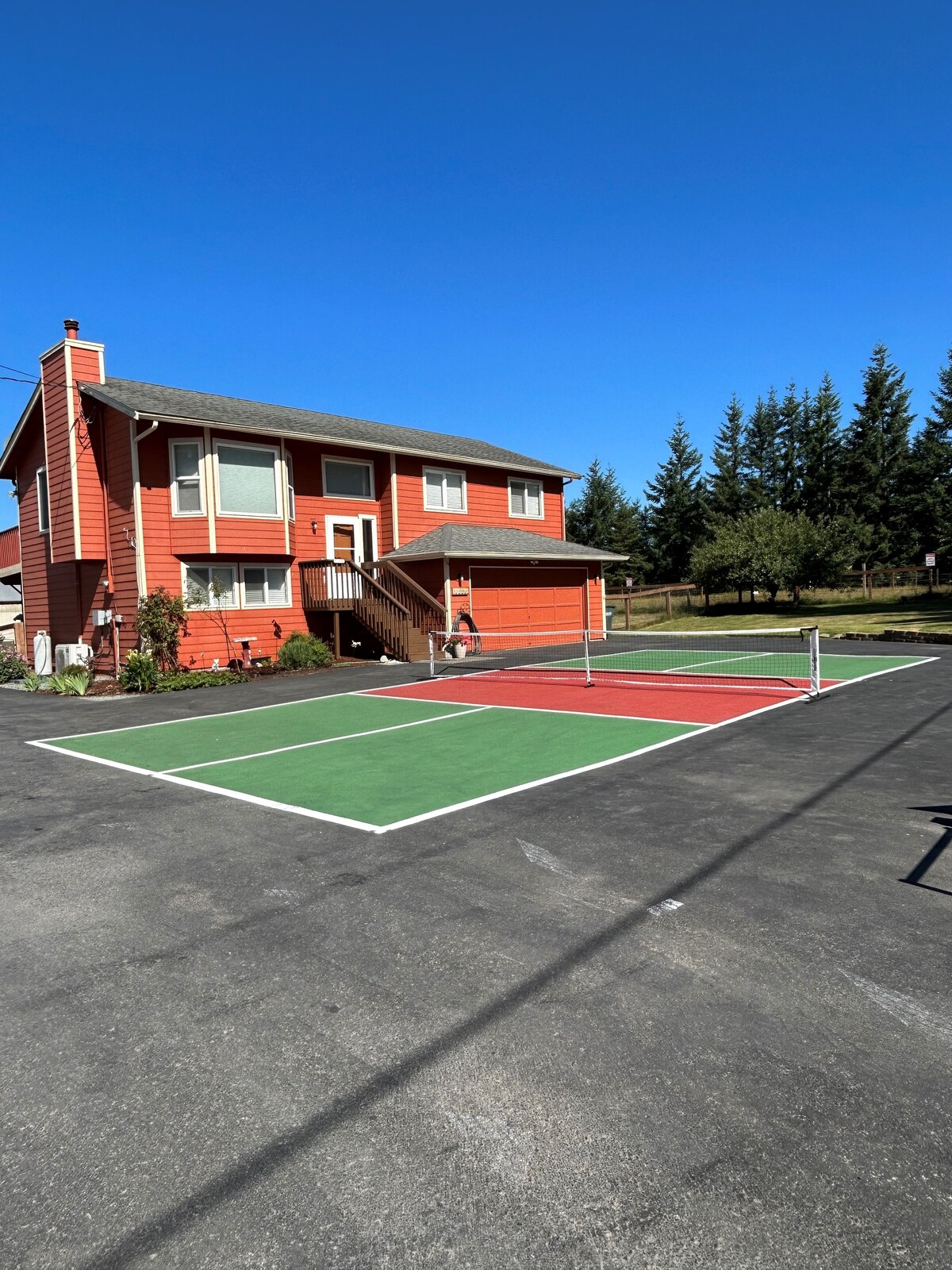 Peaceful country setting with Pickleball Court