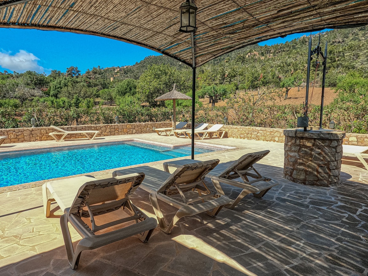 Peaceful farmhouse with infinity pool in S'Horta