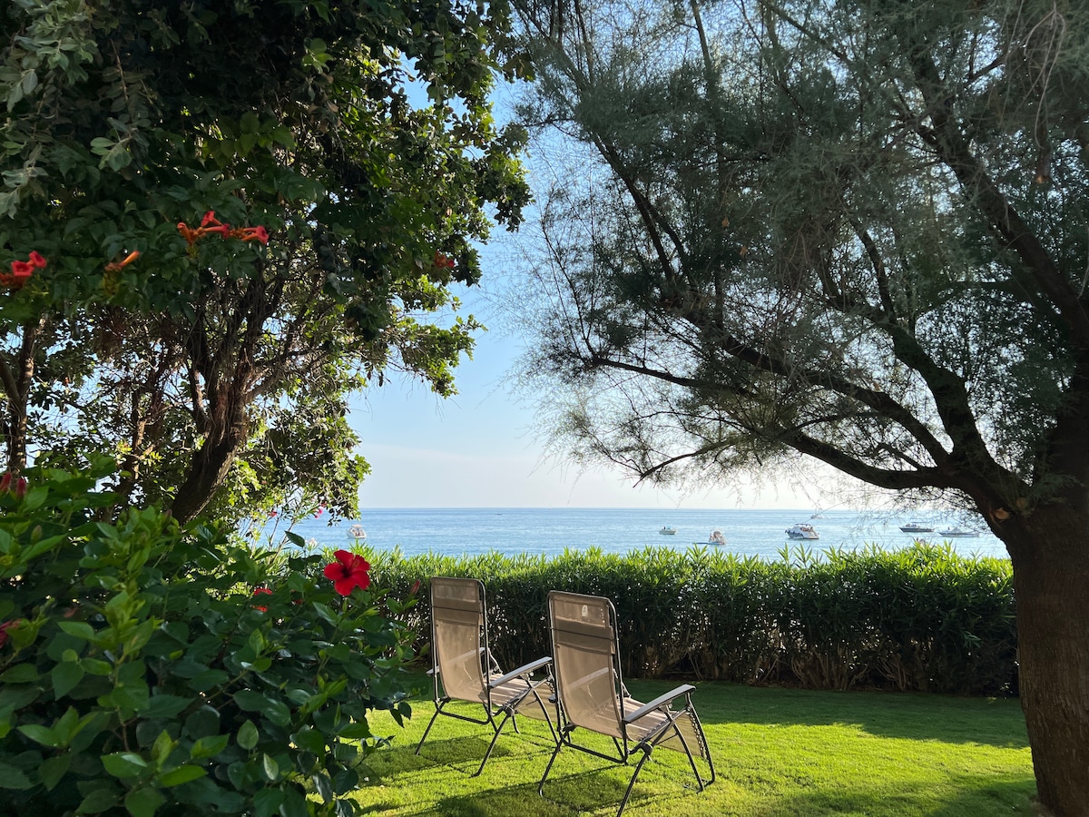 Villa in front of the sea with private garden