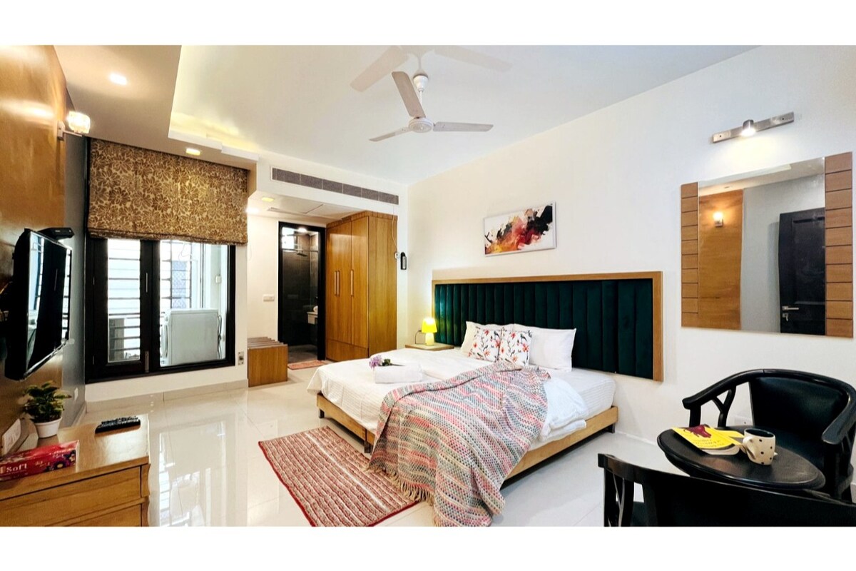 BluO 2BHK - M Block Mkt @ Greater Kailash