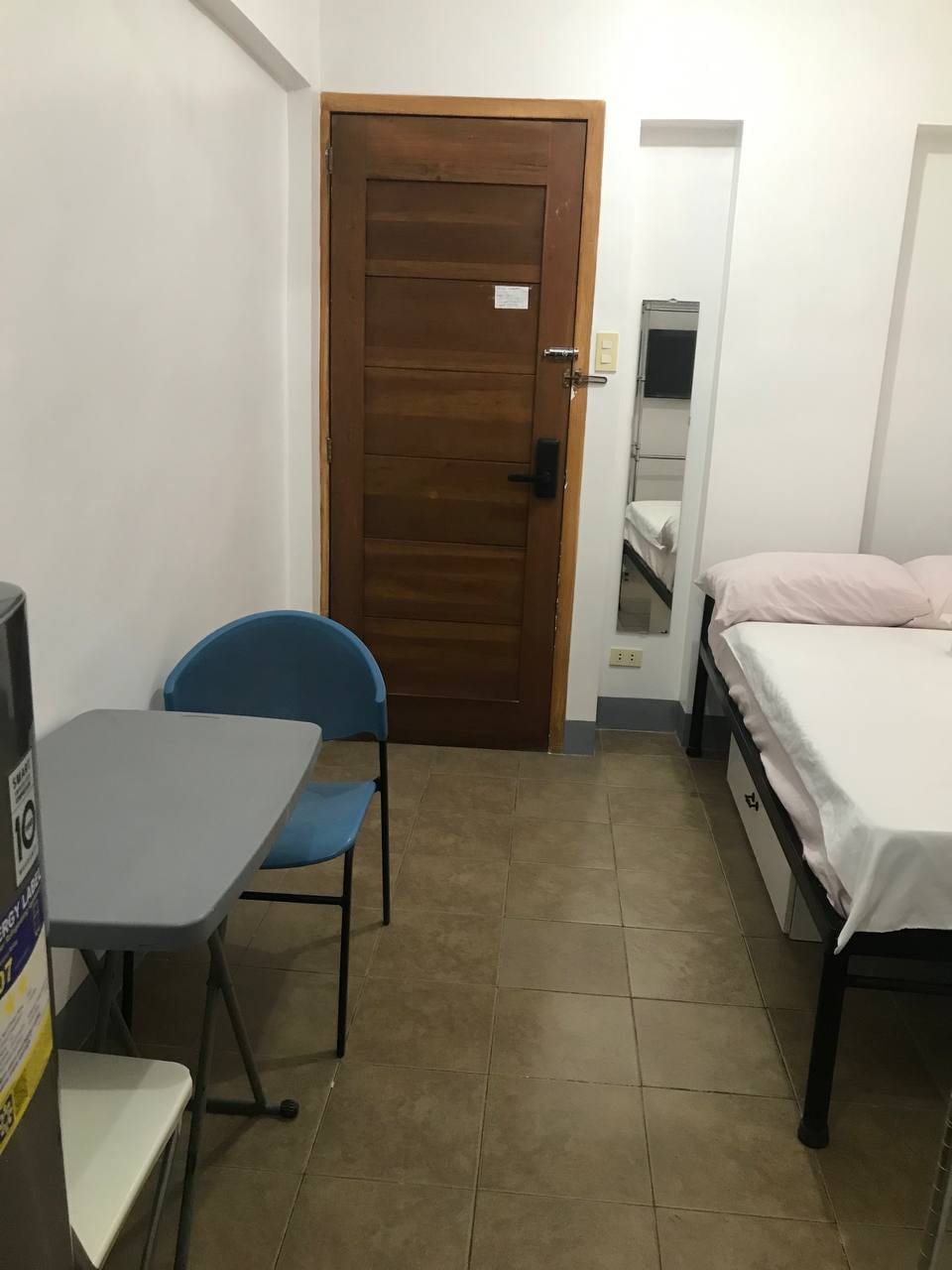 安全繁忙的Eisen Apartelle马尼拉