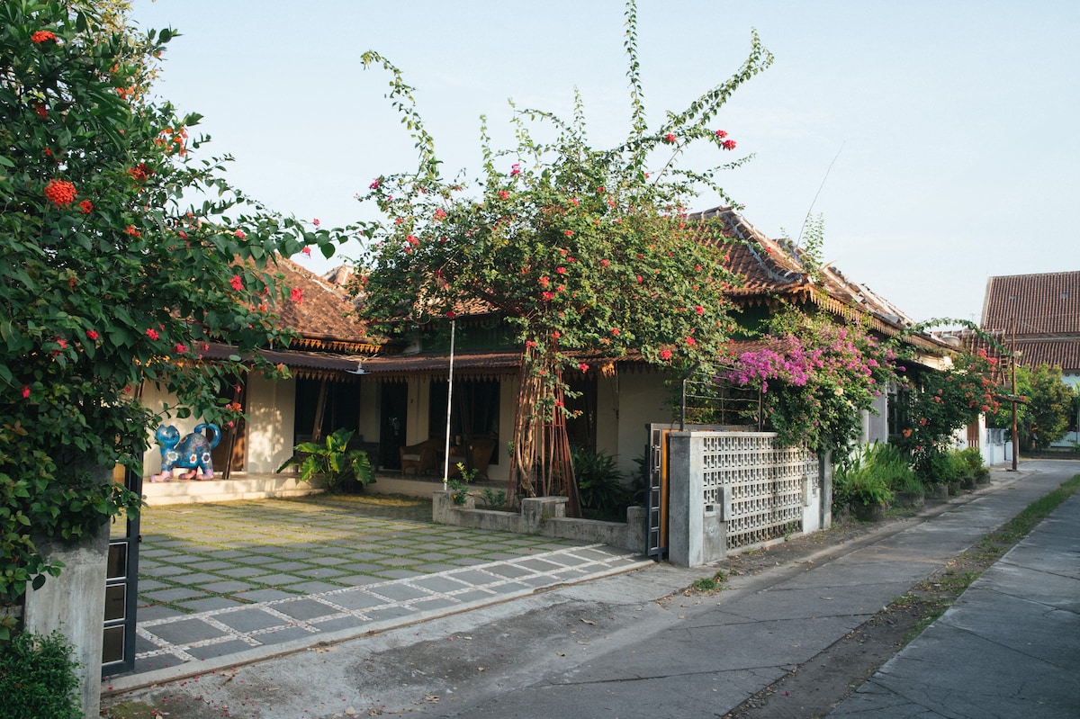 Veranda Java - Traditional & Modern Javanese Villa