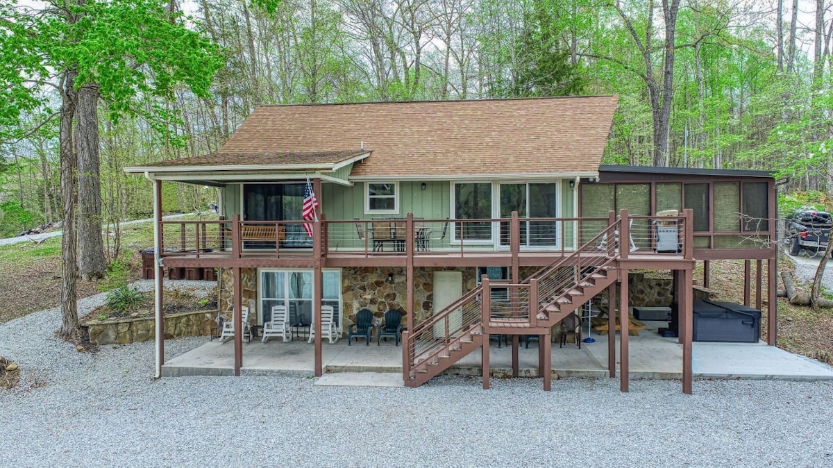 A Shore Thing - no steps to dock! (Sleeps 22)