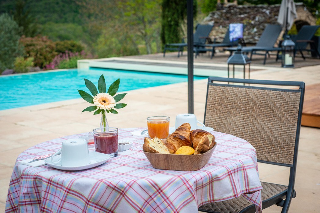 Piscine, chambre "Ecrivain" au Clos des Oeillades