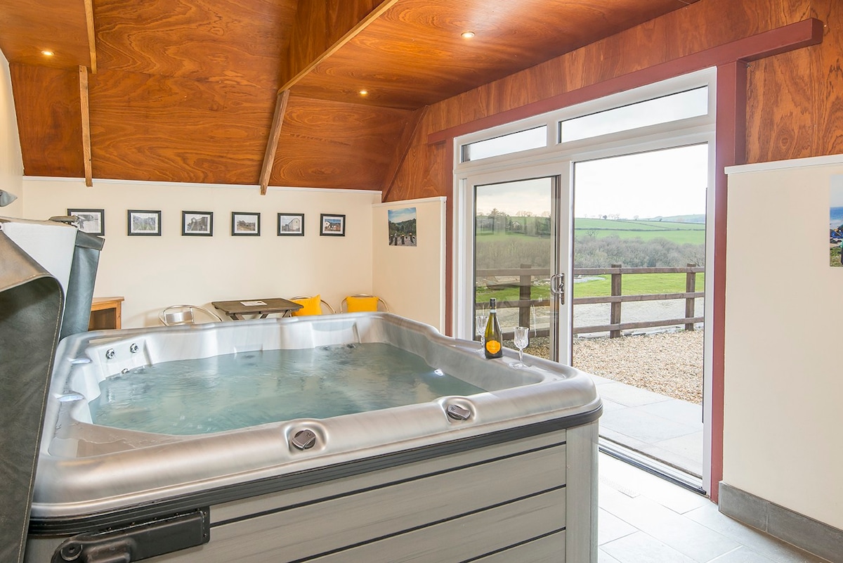 Secluded Luxury, Indoor Hot Tub+Woodland Walks!