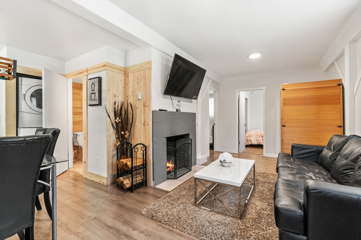 Seattle Farmhouse with large Hot tub and Sauna