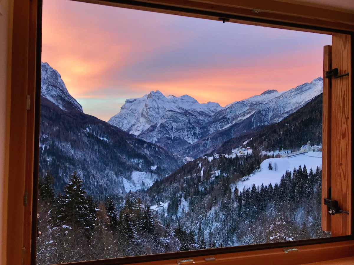 位于多洛米特（ Dolomites ）心脏地带的优雅小屋