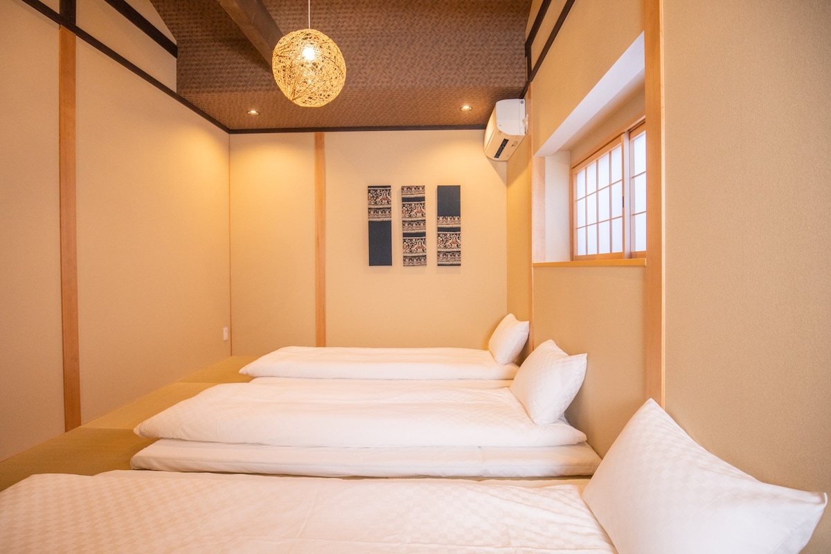 伏见稻荷大社徒步5分钟，150平米超大京町屋，3卧室2卫生间2浴室，拥有露天浴室和前后花园，茶室。