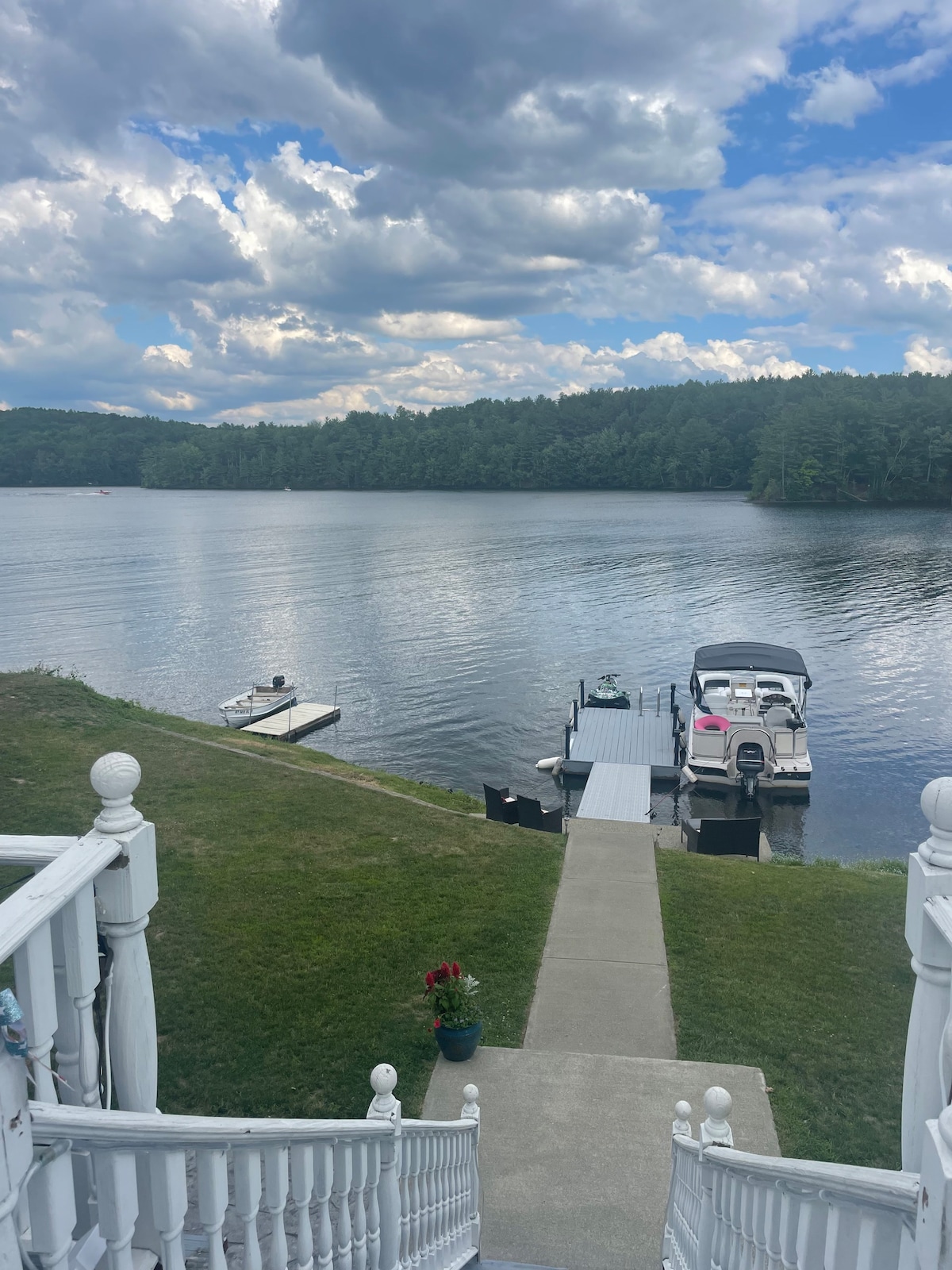 Peaceful Seasonal Lake Front Cottage with View