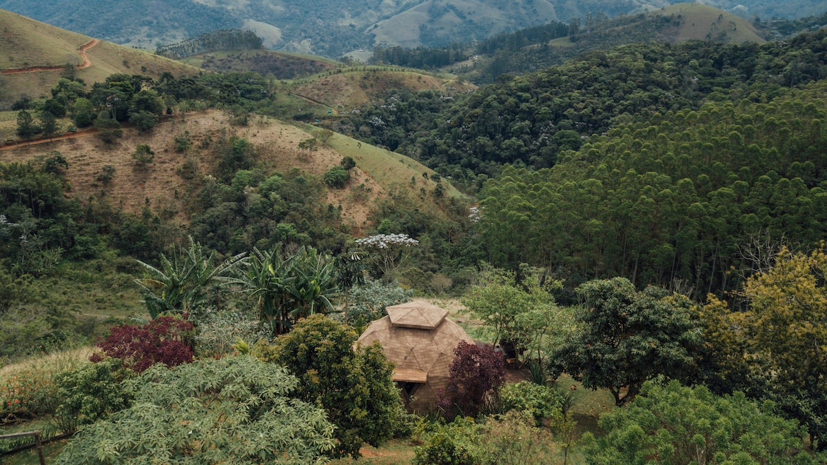 山区中部迷人的Geodesic Dome ！