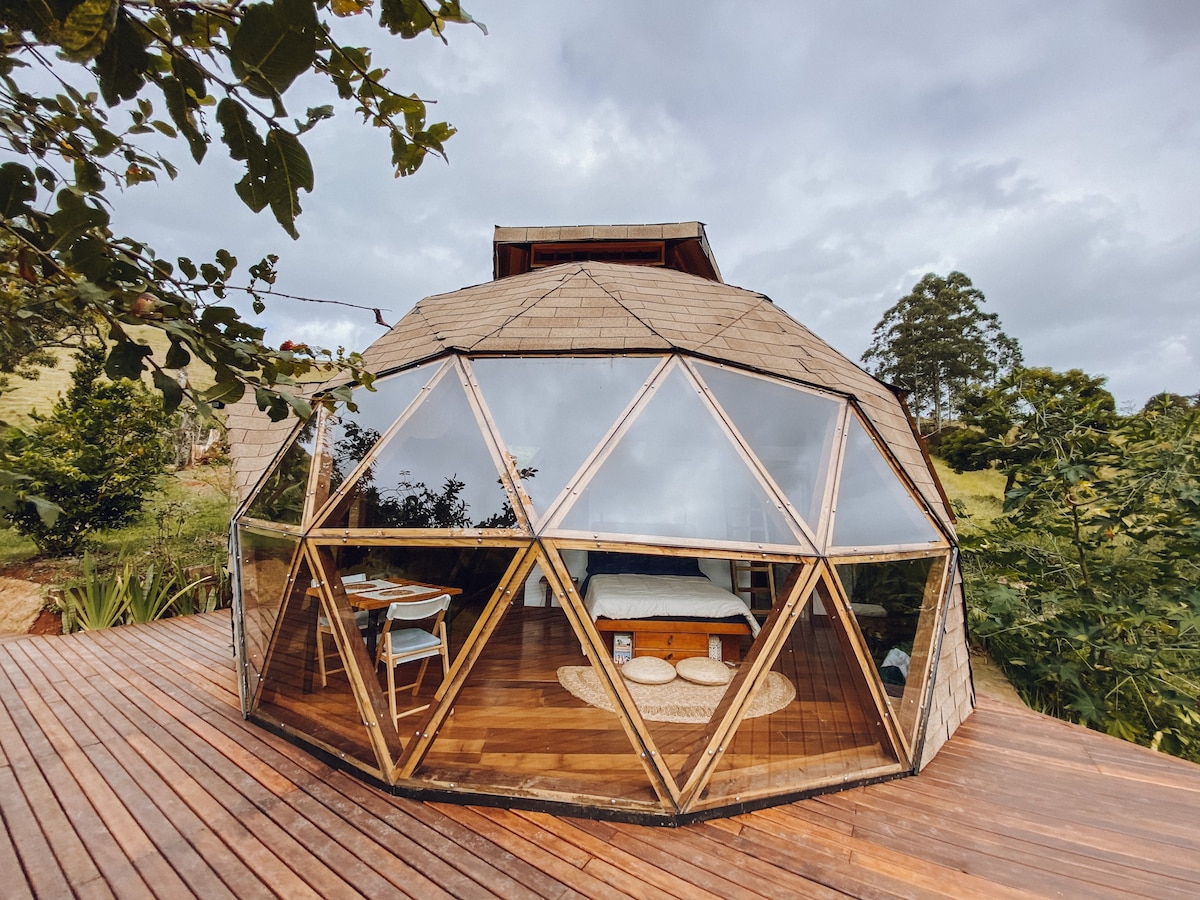 山区中部迷人的Geodesic Dome ！