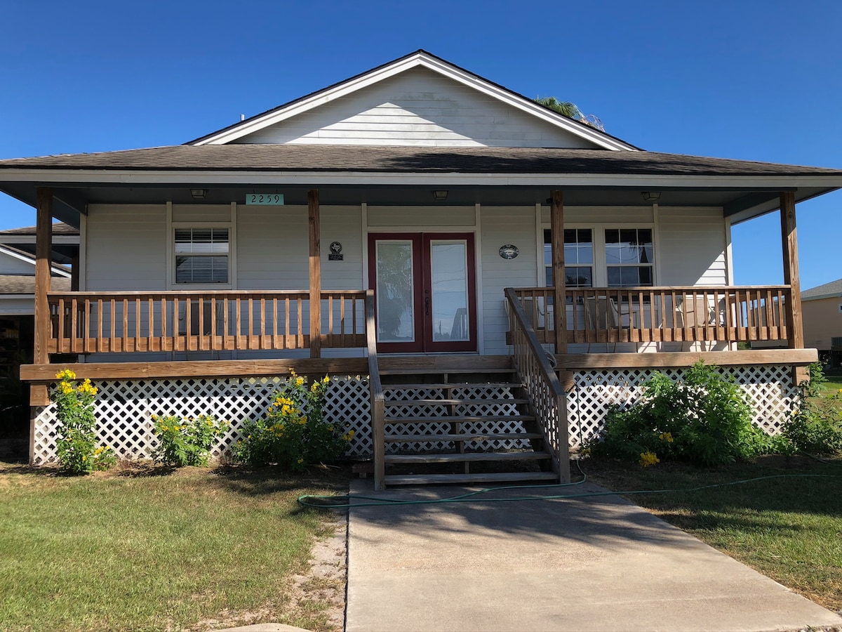 Quiet Bay House With Easy Access, Great Views