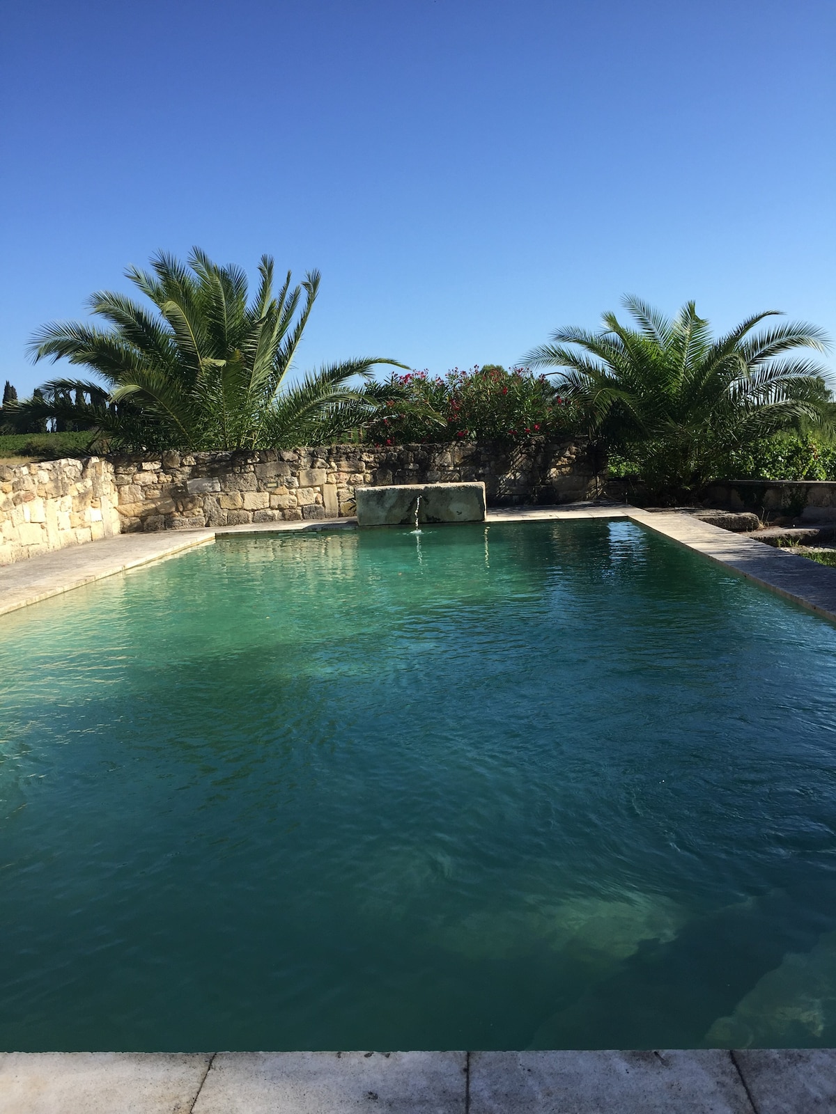 50平方米的公寓和游泳池，位于罗讷山谷（ Rhône valley ）。
