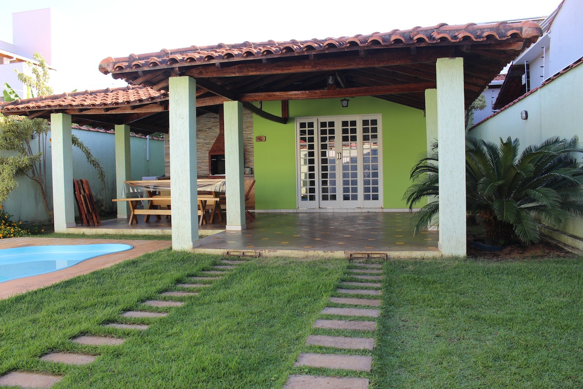 Casa com piscina dentro da cidade em Alterosa