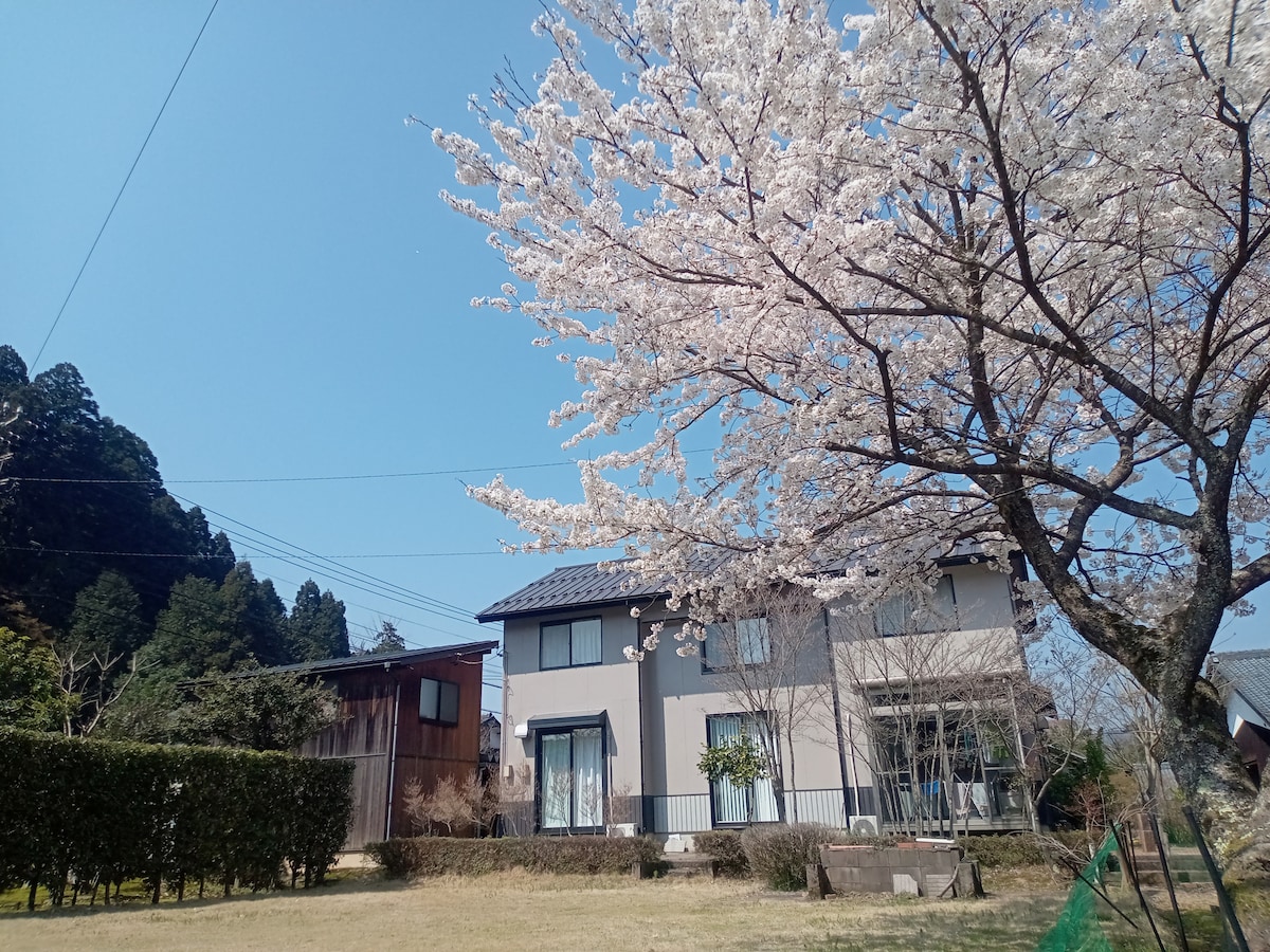 自助入住，私人住宿就在您眼前的停车场。一乗谷朝倉氏遺跡で宿泊！ゲストハウス阿巴卡　