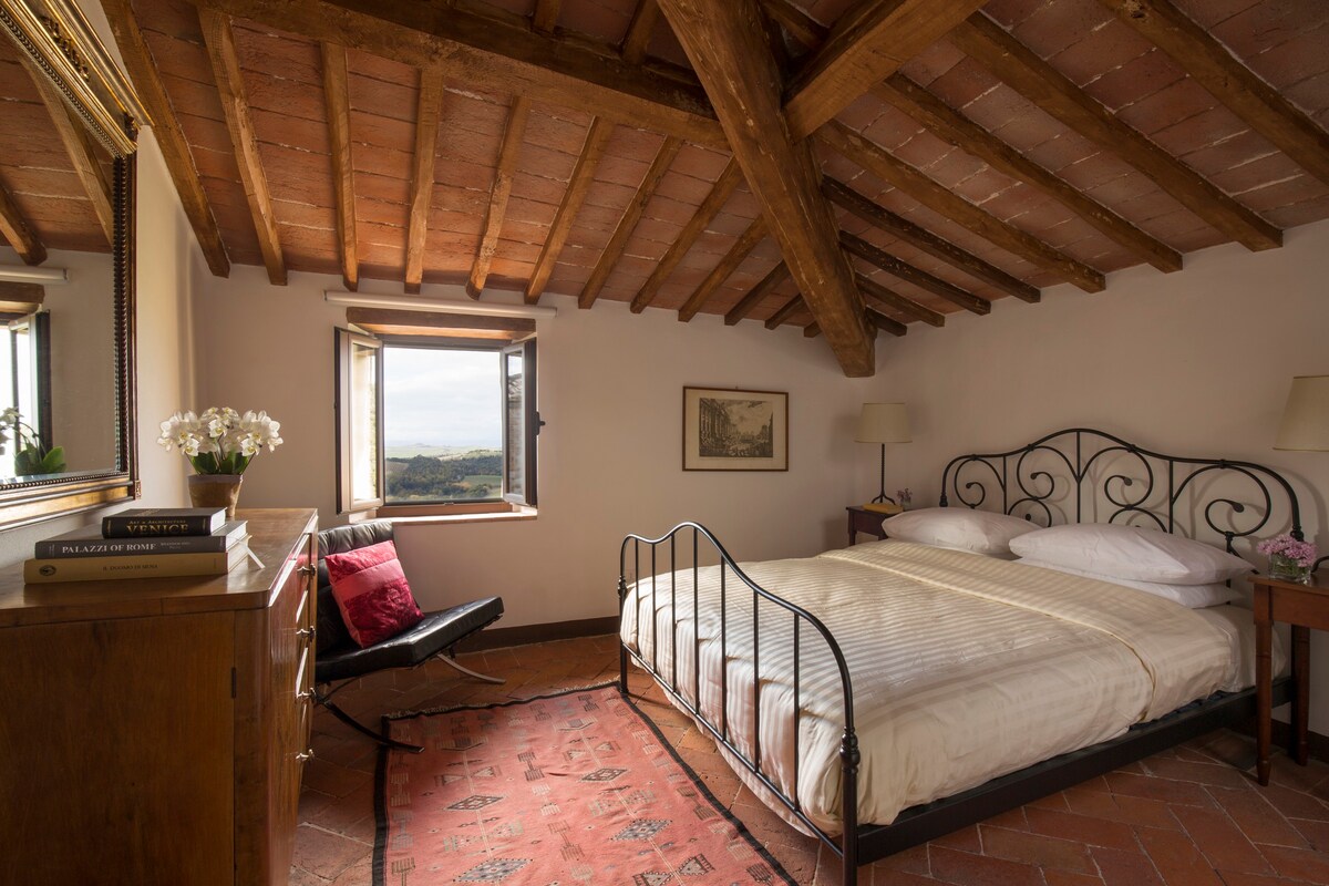 Romantic guest room in the heart of Tuscany